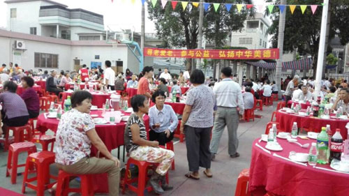 桃色无码视频网漆廠家 明邦化工走進新塘社區愛心敬老.jpg